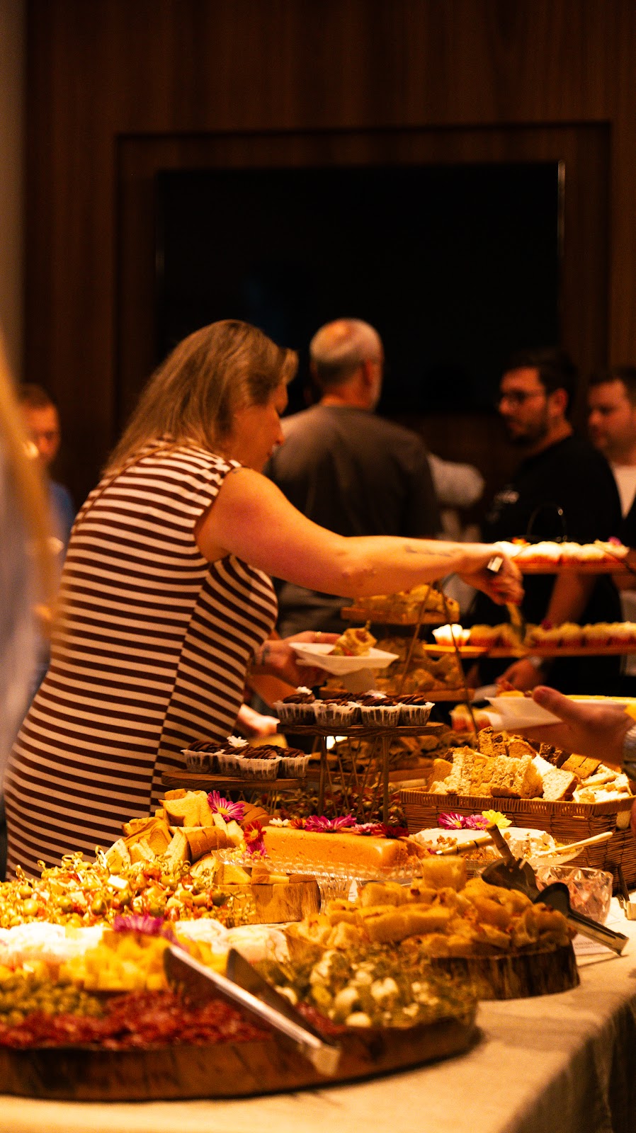 Mesa do open coffee servida no evento